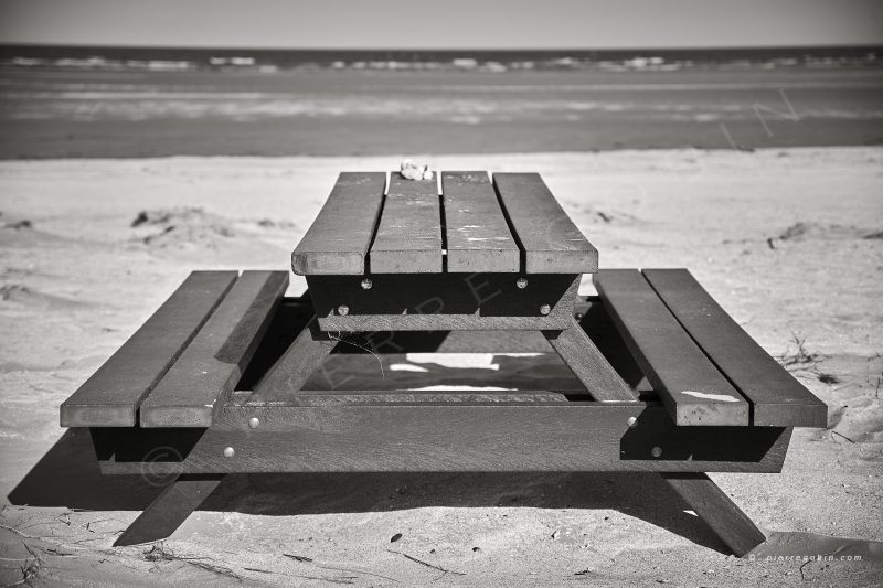 Invitation au repos sur ce banc en Norvège en noir & blanc