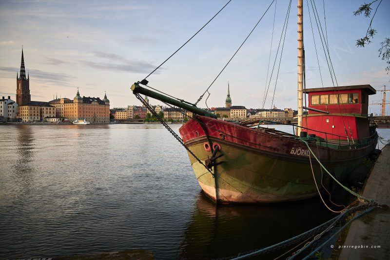 Vue d'un bateau au port de Stockholm (Suède) une nuit sans fin