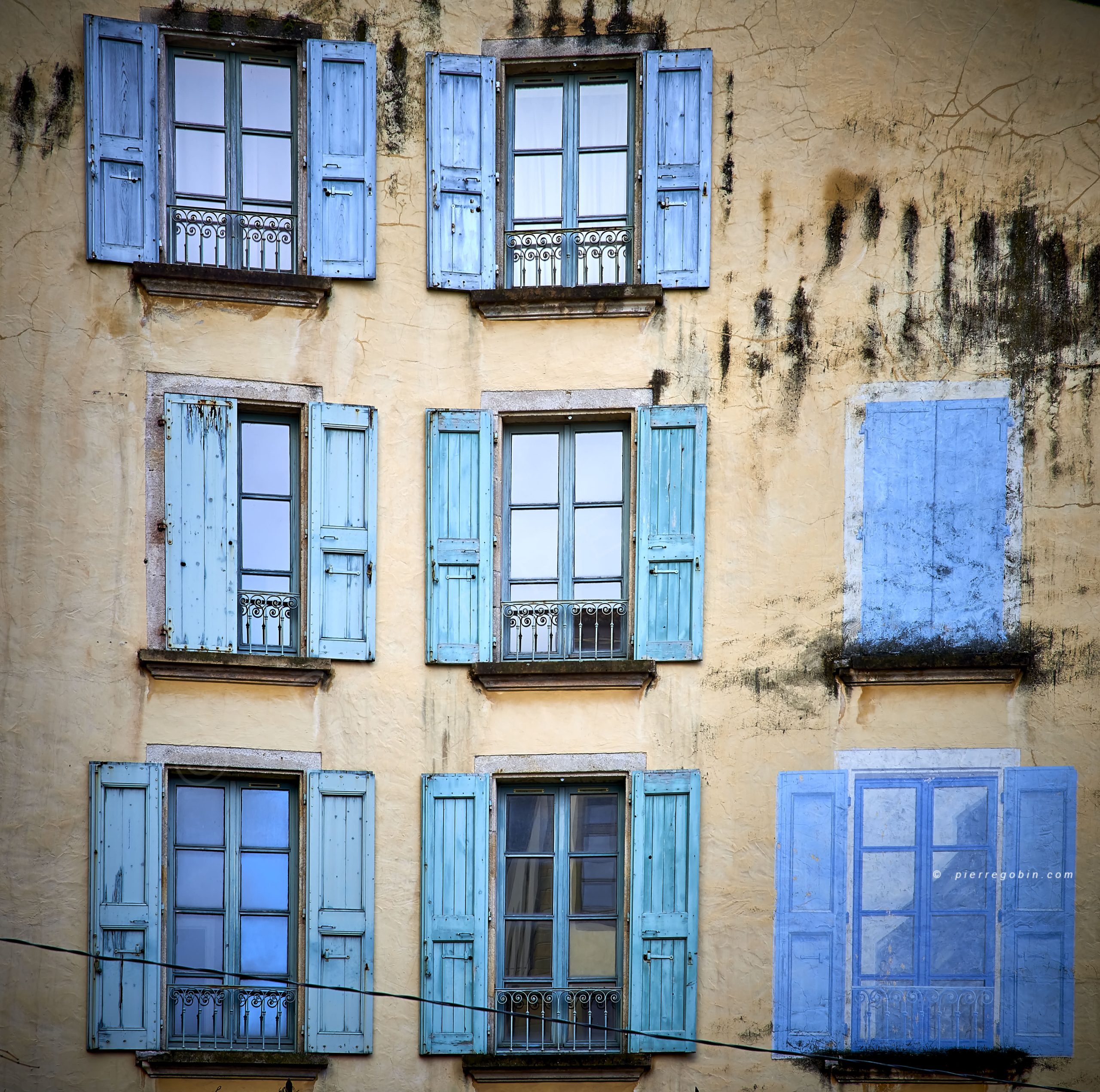 Fenêtres et volets bleus à Venteuges