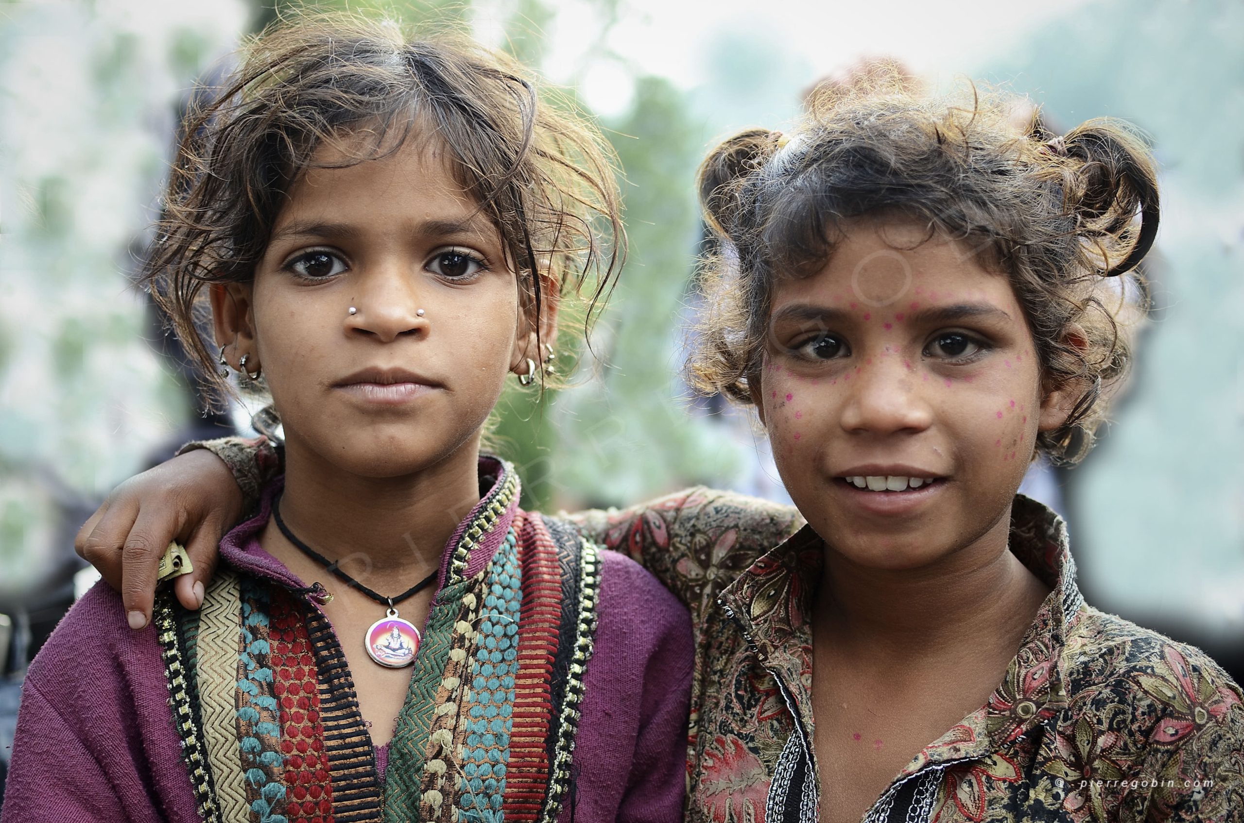 Portraits de 2 fillettes du Ladakh en Himalaya avec de superbes regards et tenant billets dans ses mains