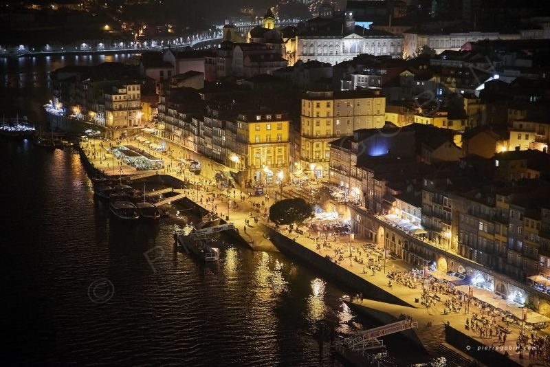 De nuit, la ville de Porto (Portugal) grouillant de monde