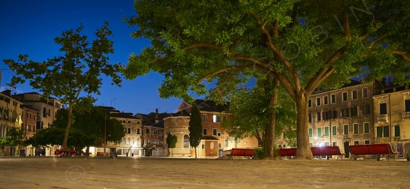 Calme d'une place à Venise (Italie) la nuit avec des amoureux sur un banc