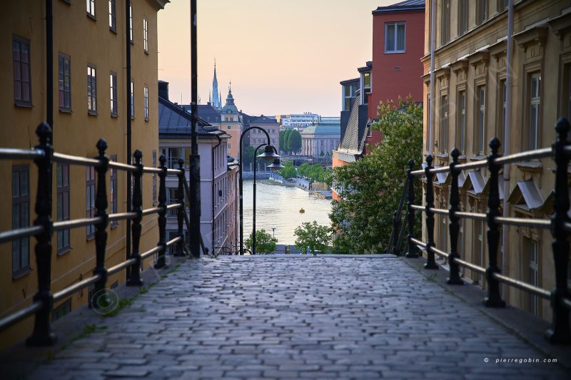 Petite ruelle à Stockholm (Suède) donnant sur le port