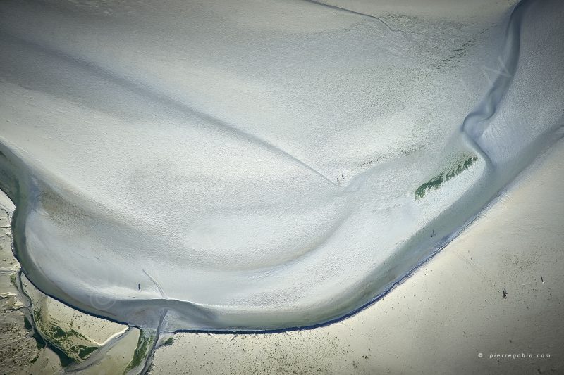 Vue aérienne en paramoteur de la plage de St Brieuc avec ses méandres sur la mer