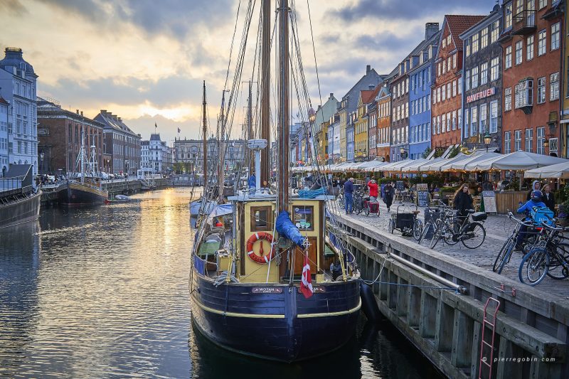 La rue commercante Nihavn 17 à Copenhague (Danemark) avec un bateau coloré