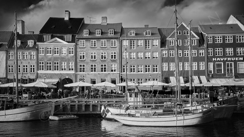 Vue sur la rue Nihavn 17 à Copenhague (Danemark) en noir & blanc