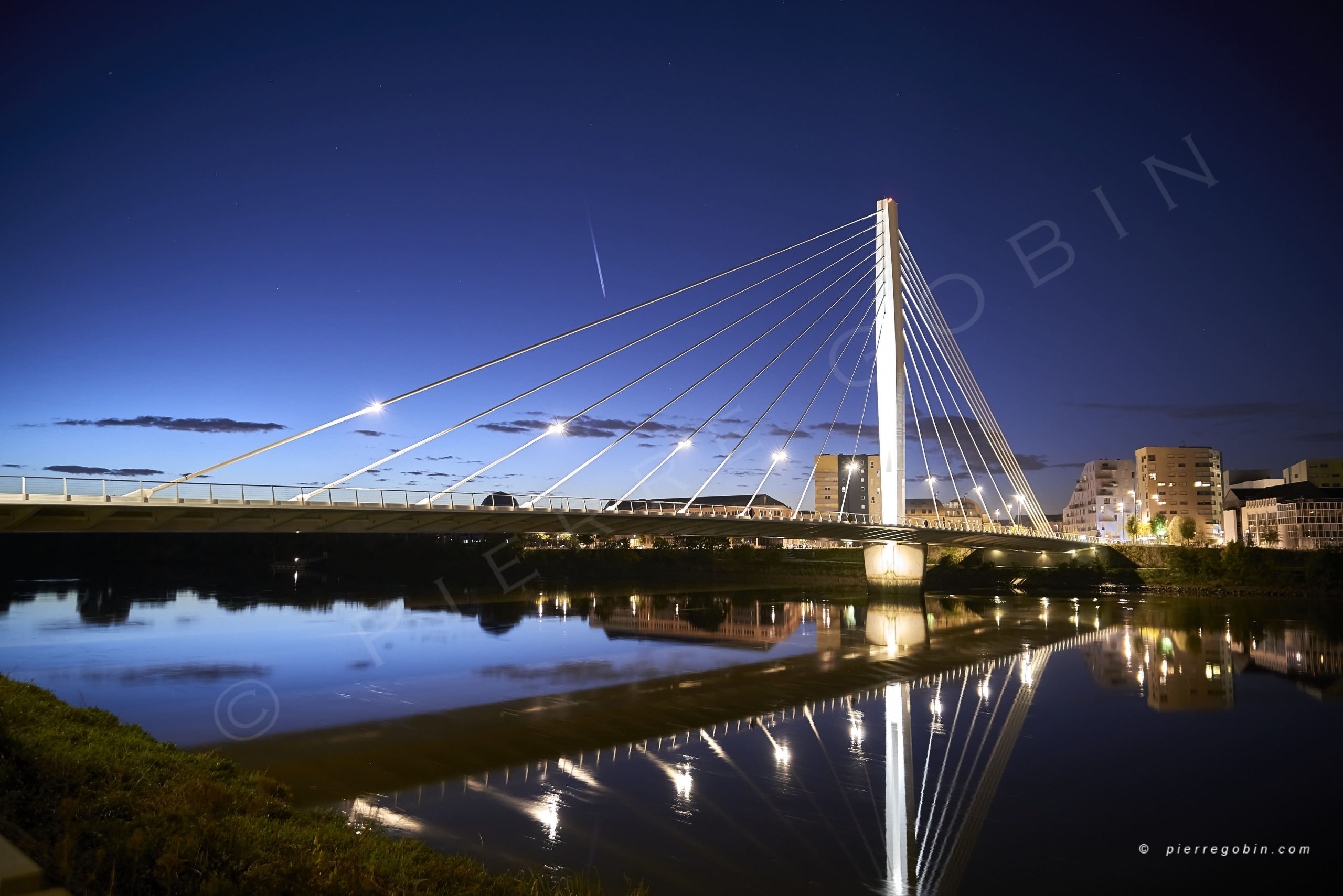 Le pont Tabarly de nuit à Nantes avec son reflet dans la Loire