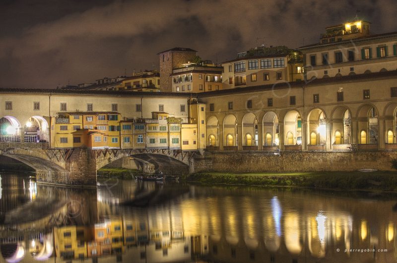 Le ponté Vecchio à Florence (Italie) un soir avec les reflets des lumières
