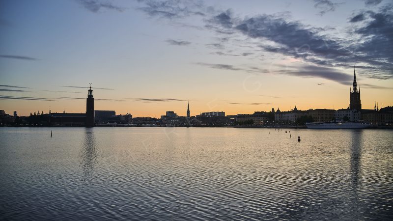 Le port de Stockholm (Suède) une nuit sans fin
