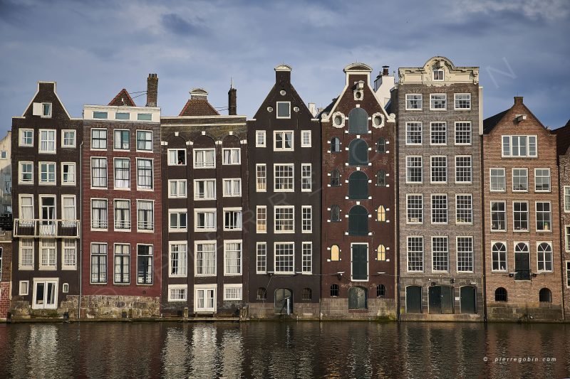 Vue sur la rue principale d'Amsterdam (Pays-Bas) avec ses maisons colorées