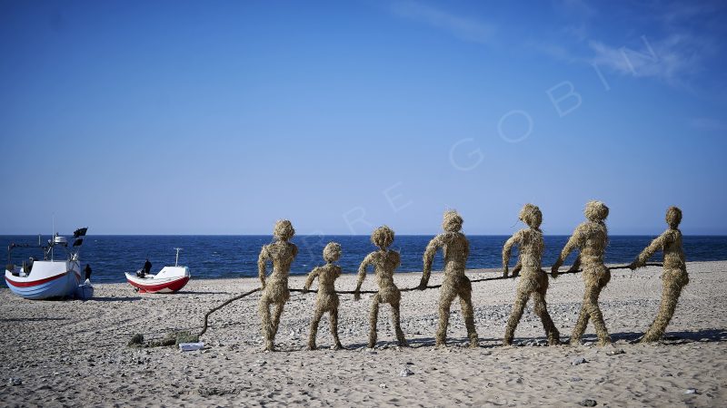 Œuvre d'art au Danemark avec personnages fabriqué en corde tirant un bateau
