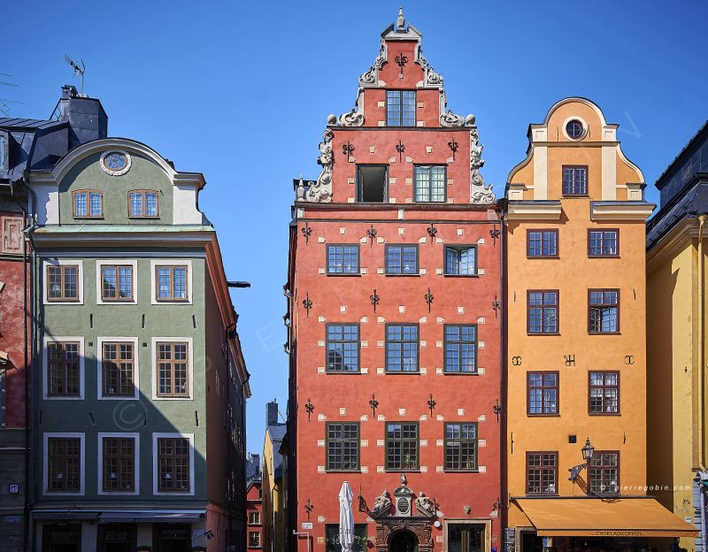 Rue principale de Stockholm (Suède) avec ses maisons colorées