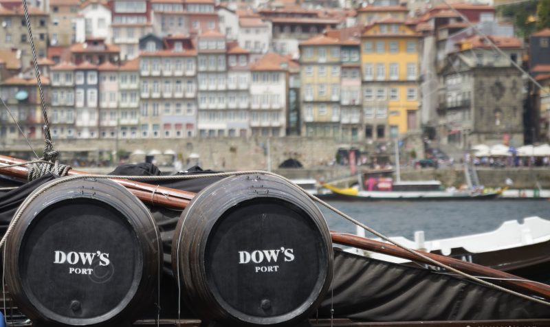 Bateau au port de Porto (Portugal) avec ses tonneaux de porto Dow's