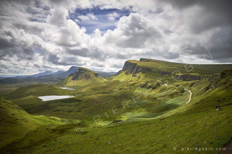 Vue des montagne et d'un lac dans la vallee de Quirang en Ecosse 