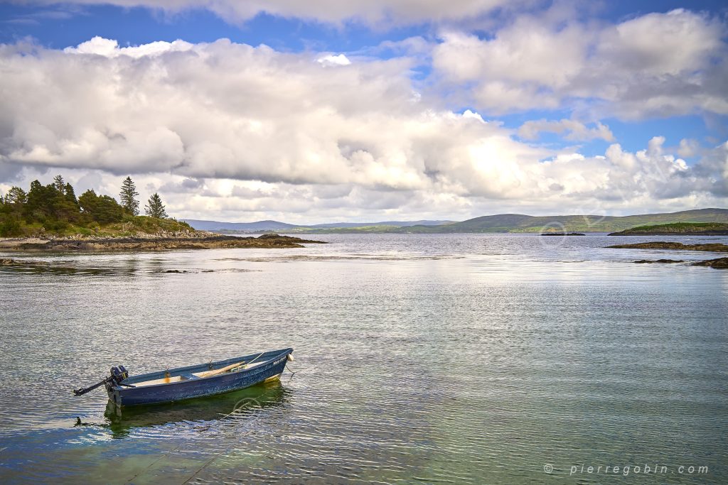 Barque sur un bras de mer dans le Kerry à Zetland Pier en Irlande