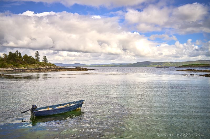 Barque sur un bras de mer dans le Kerry à Zetland Pier en Irlande