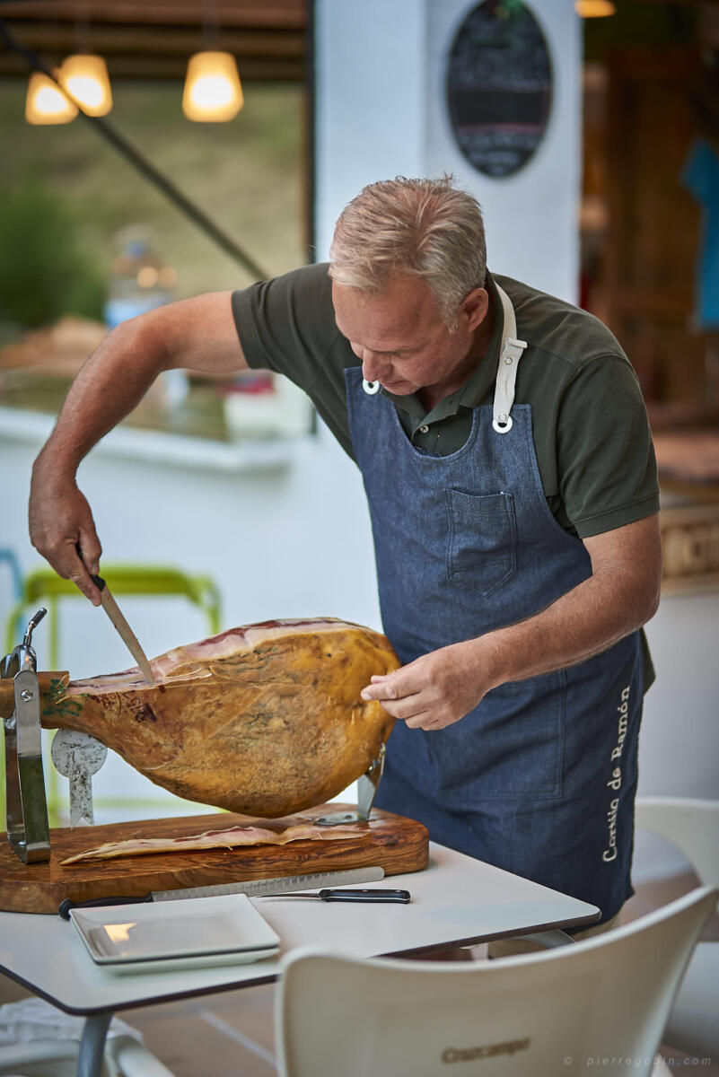 Marc à la découpe du jambon de pays           