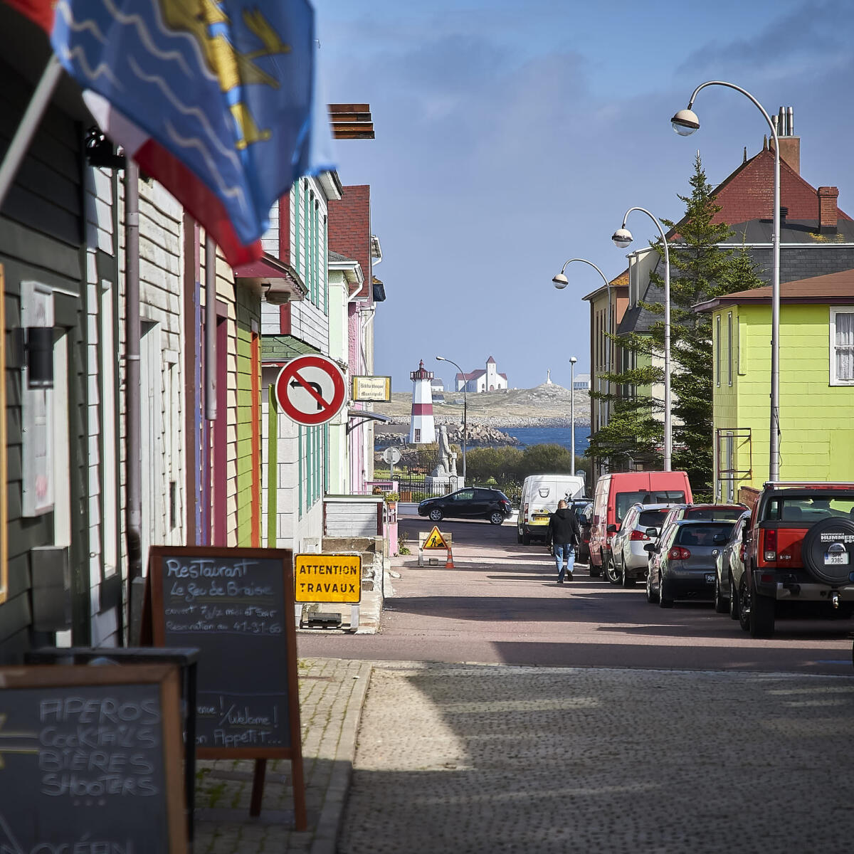 Petite rue de St Pierre avec le phare en mire  