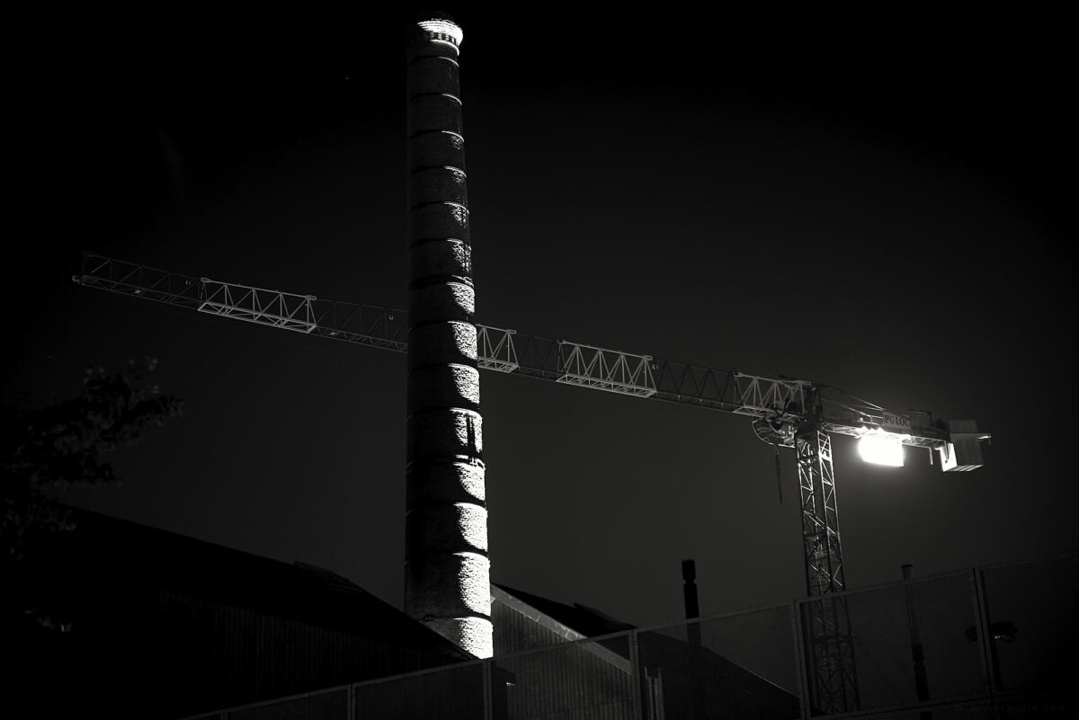 01 Cheminée sur l'île de nantes, haute de 33m, vestige d’une usine de galvanisation.  