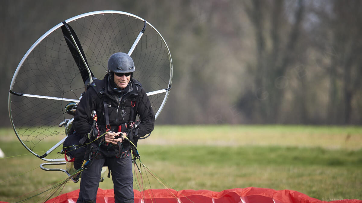 80 Paramoteur paré à décoller