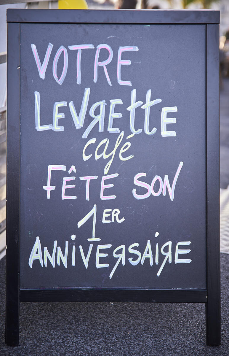 010 Joyeux Anniv le  Levrette café !    