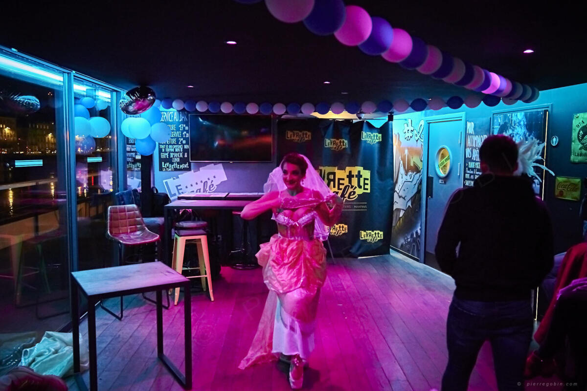 20190405 Levrette Cafe 2 ans 5010    