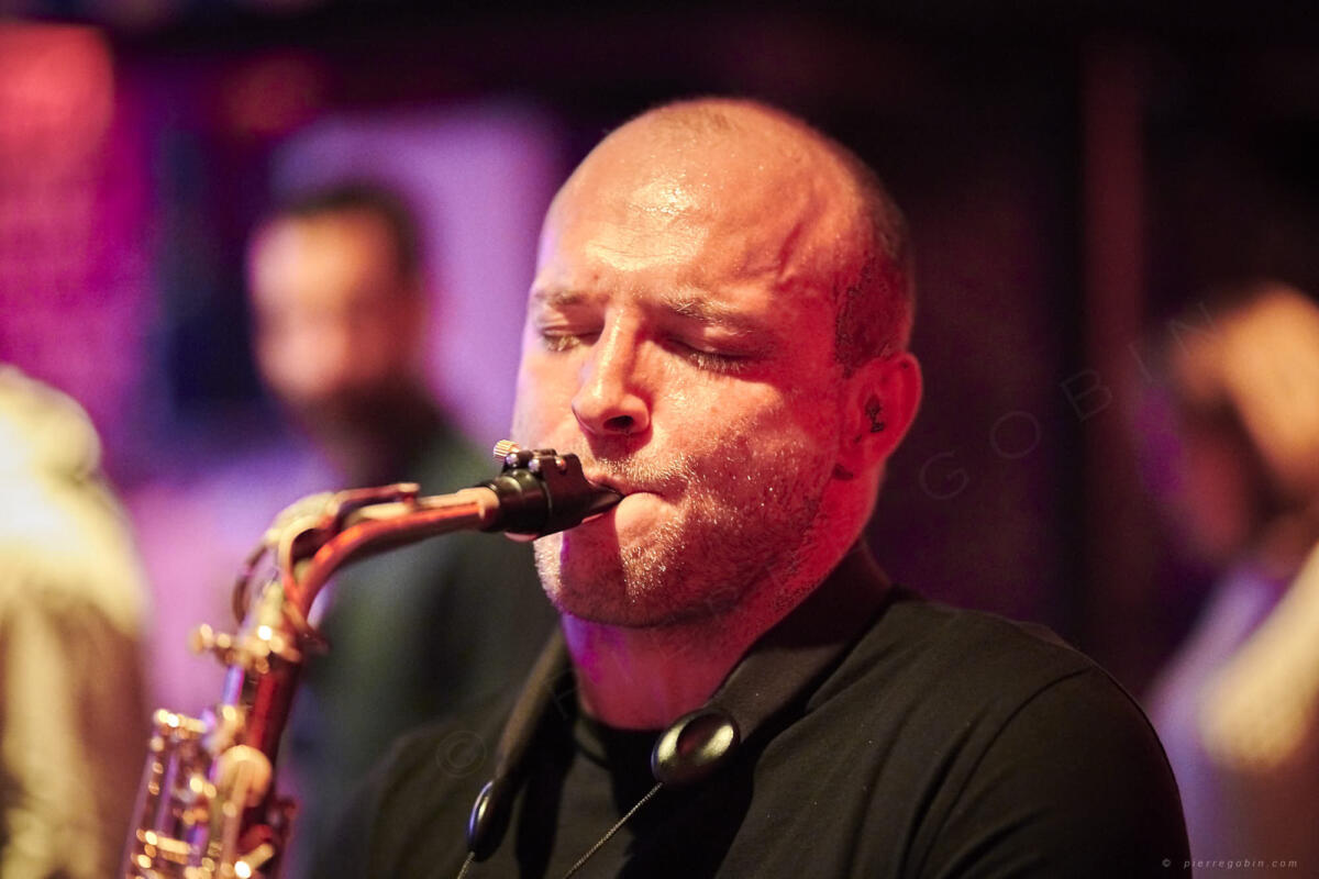 20190406 Levrette Cafe 2 ans 5281    